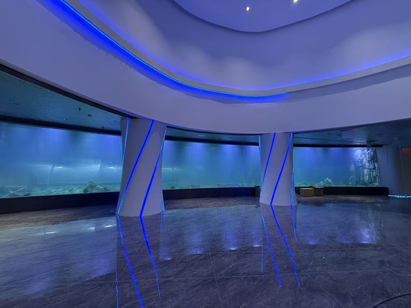 பெரிய மீன்வள ஜன்னல்களில் அக்ரிலிக் தாளின் நன்மைகள் என்ன?