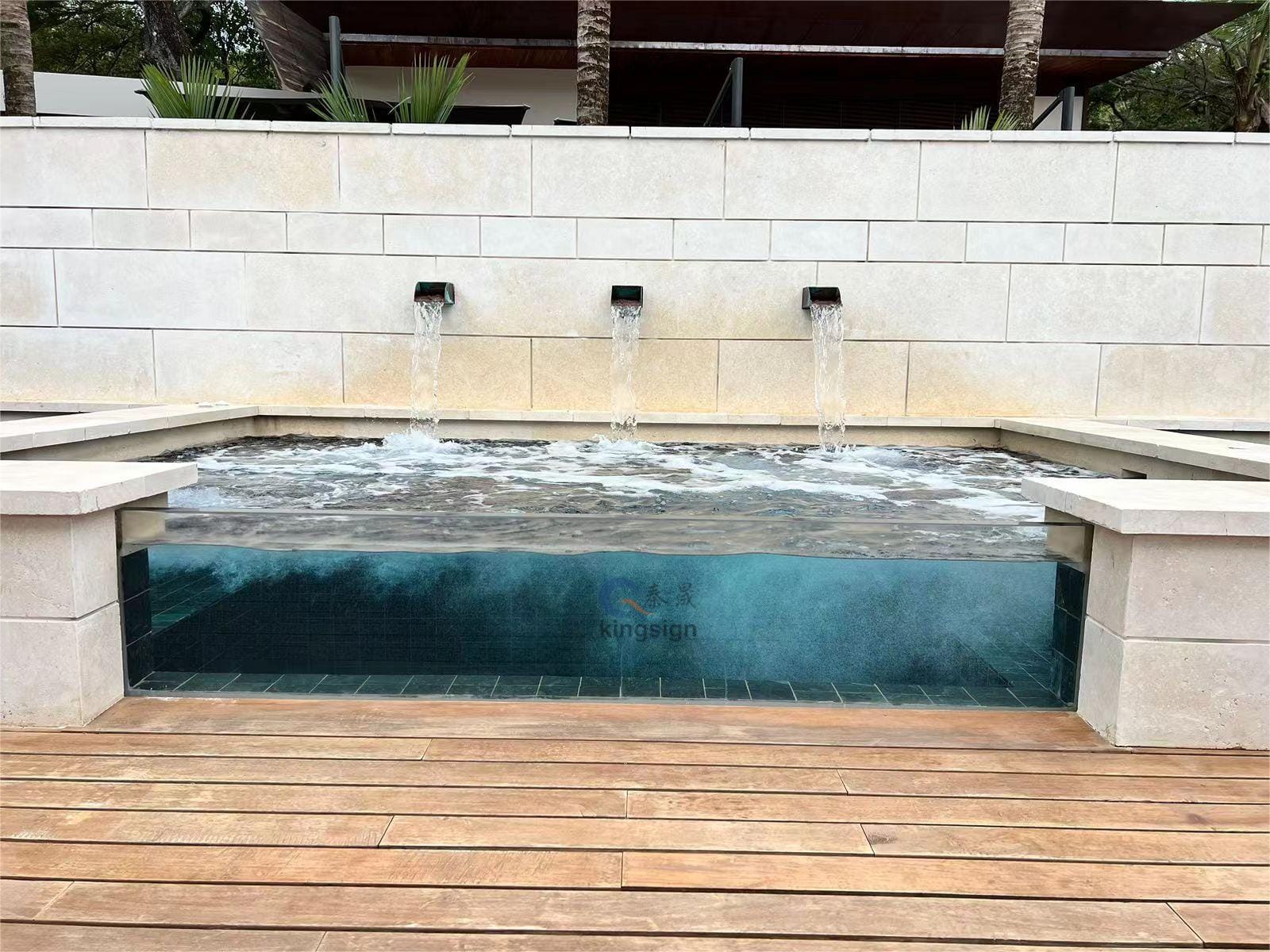 நீச்சல் குளம் ஜன்னல்களாக கண்ணாடிக்கு பதிலாக அக்ரிலிக் தாள் ஏன் பயன்படுத்தப்படுகிறது?